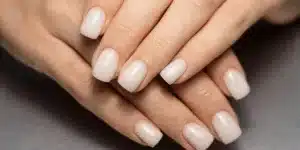 Nagellak trend 2025 – dit natuurlijke kleurtje laat je handen jonger lijken