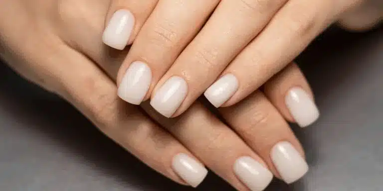 Nagellak trend 2025 – dit natuurlijke kleurtje laat je handen jonger lijken